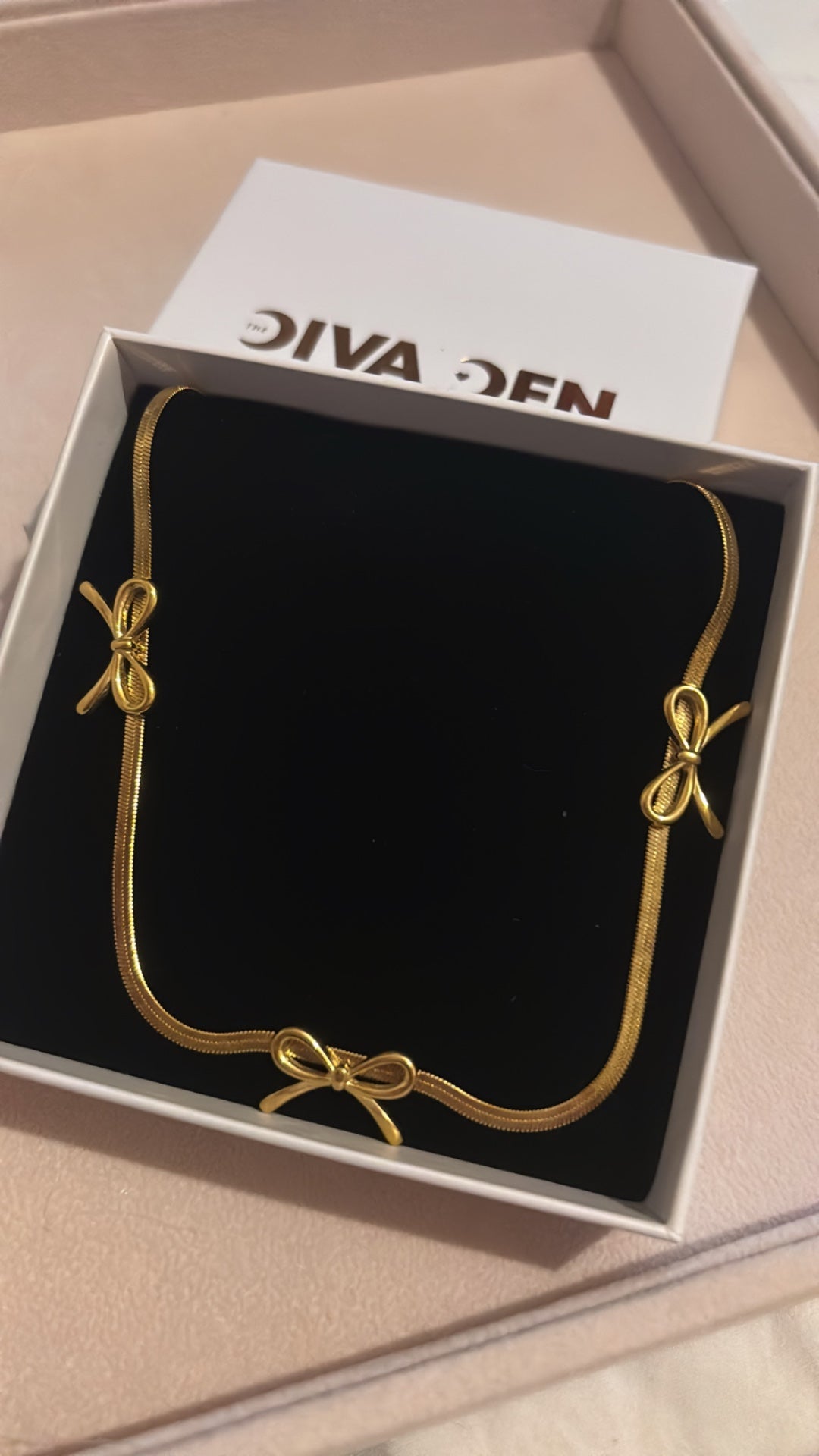 Bow snack chain necklace